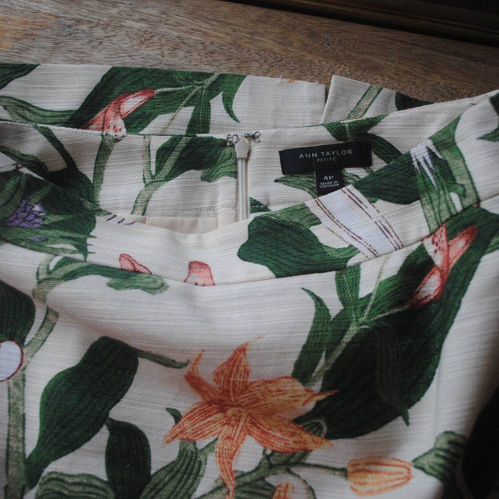 Ann Taylor petite floral pattern pencil skirt - Picture 3 of 5